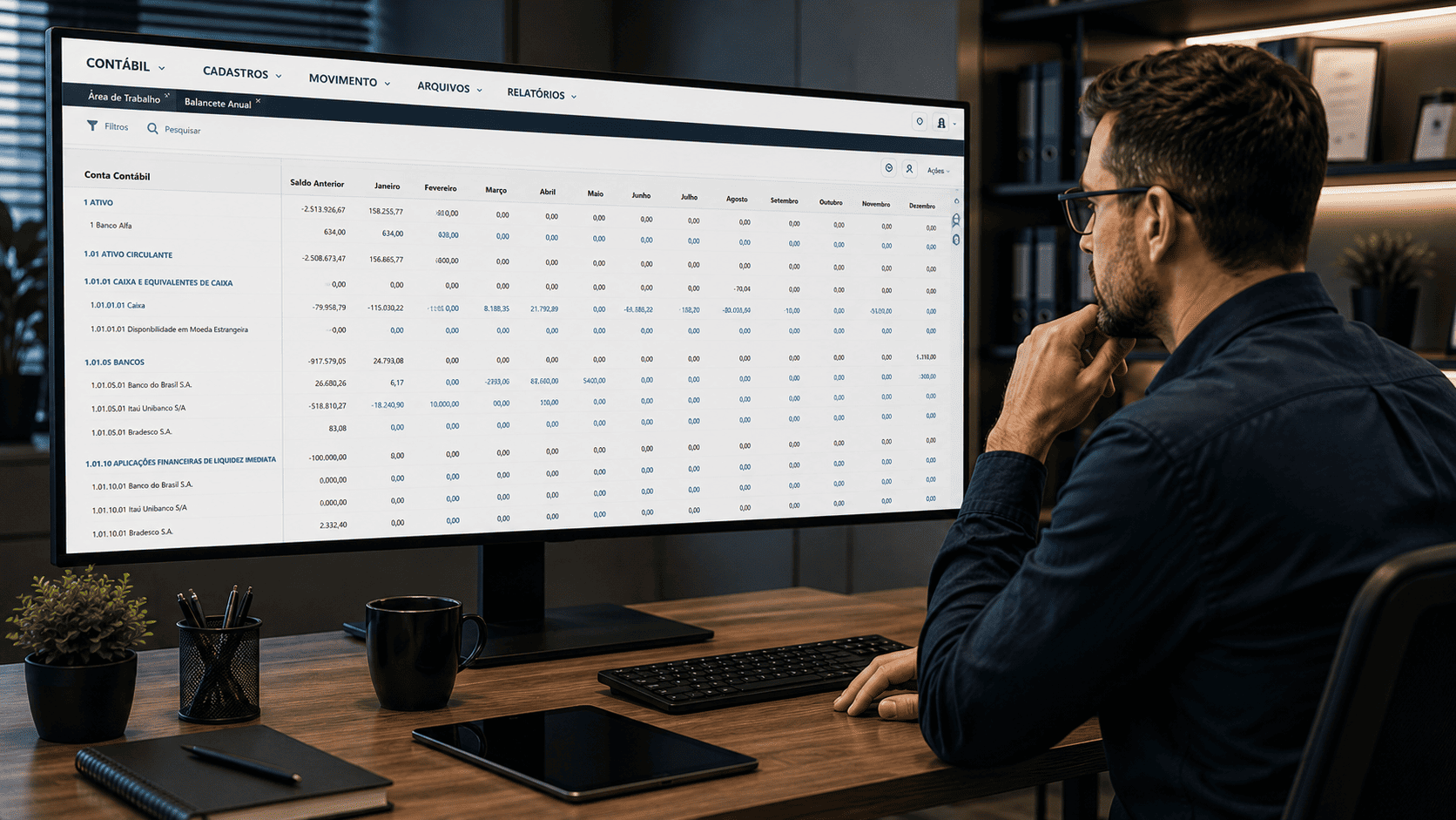 Contador analisando balancete no ERP M8