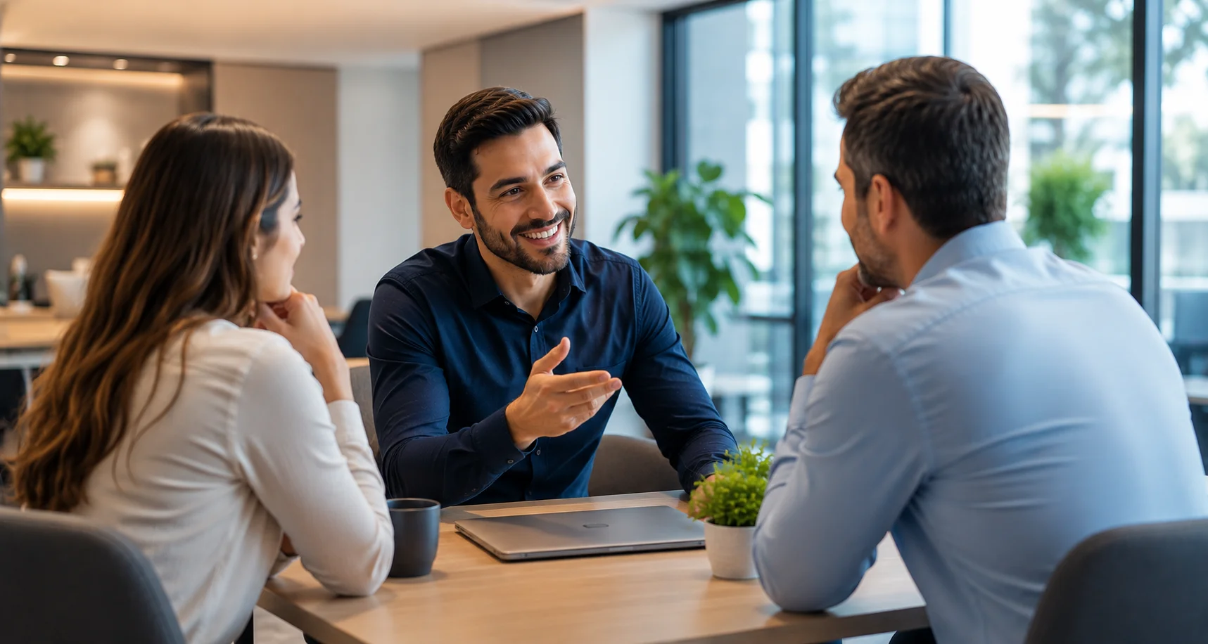 Consultor M8 apresentando proposta para cliente